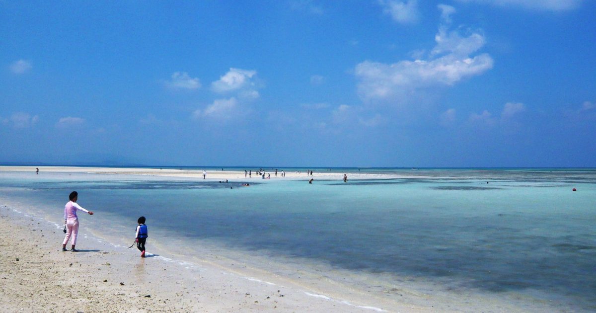 沖縄旅行で行きたい竹富島で綺麗な海が見られるスポット3選 タビト 沖縄 離島のおすすめ観光情報サイト